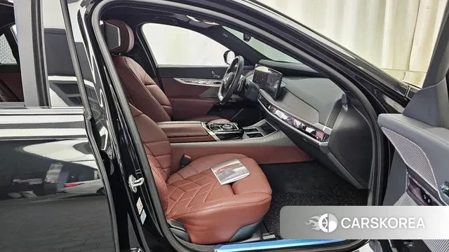 BMW 7 Series (G70) 2023 Черный из Кореи, фото 2