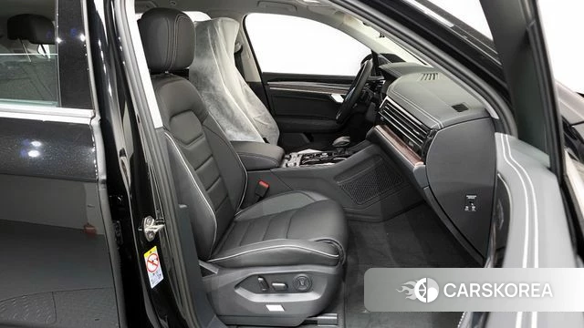 Volkswagen Touareg 3rd generation 2025 Черный из Кореи, фото 2