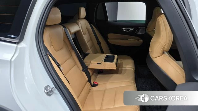 Volvo V60 Cross-Country 2nd Generation 2021 Белый из Кореи, фото 2