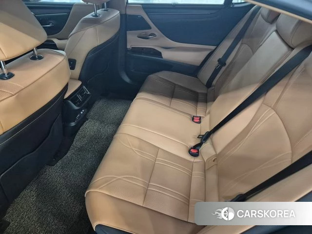 Lexus ES300h 7th generation 2025 Песочный из Кореи, фото 2