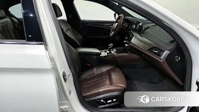 BMW 5 Series (G30) 2018 Белый из Кореи, фото 2