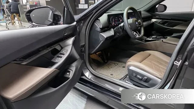 BMW 5 Series (G60) 2024 Серый из Кореи, фото 2