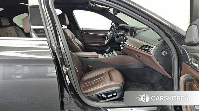 BMW 5 Series (G30) 2020 Серый из Кореи, фото 2