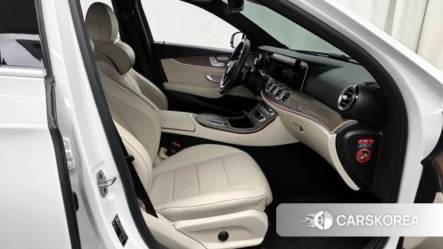Mercedes-Benz E-Class W213 2023 Белый из Кореи, фото 2