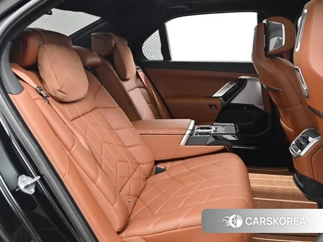 BMW 7 Series (G70) 2023 Черный из Кореи, фото 2