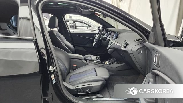 BMW 1 Series (F40) 2024 Черный из Кореи, фото 2