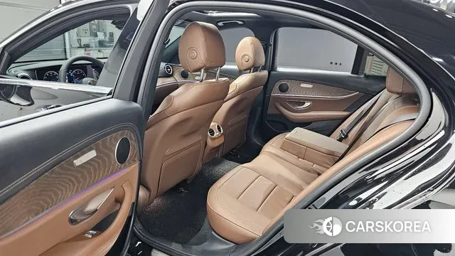 Mercedes-Benz E-Class W213 2023 Черный из Кореи, фото 2