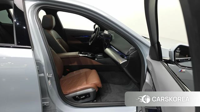 BMW 5 Series (G60) 2024 Цвет галактики из Кореи, фото 2