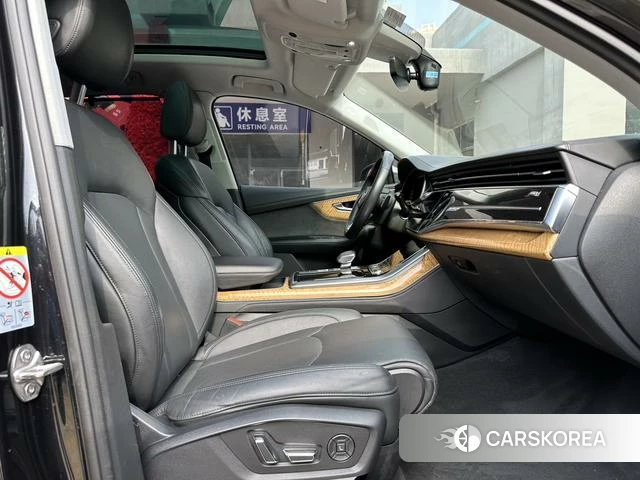 Audi Q7 2021 Черный из Китая, фото 2
