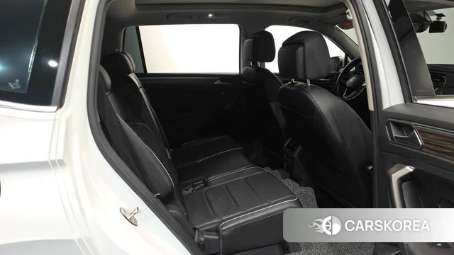 Volkswagen Tiguan Allspace 2023 Белый из Кореи, фото 2