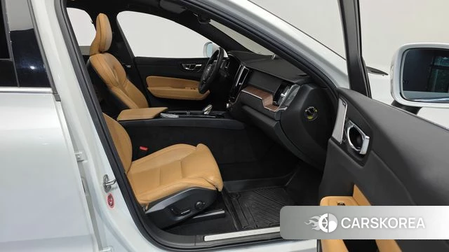 Volvo XC60 second Generation 2022 Белый из Кореи, фото 2