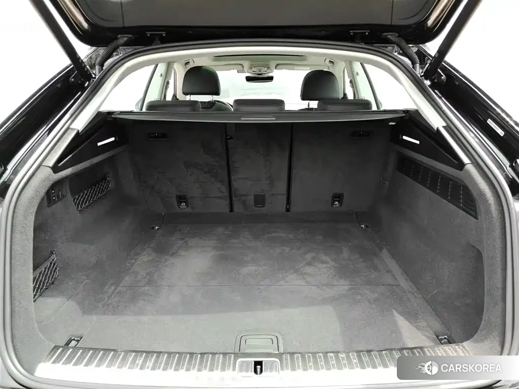 Audi Q8 2023 Черный из Китая, фото 2