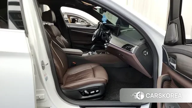 BMW 5 Series (G30) 2021 Белый из Кореи, фото 2