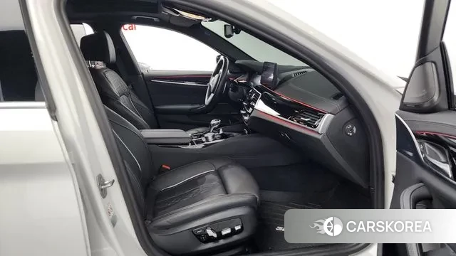 BMW 5 Series (G30) 2022 Белый из Кореи, фото 2