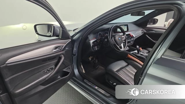 BMW 5 Series (G30) 2018 Серый из Кореи, фото 2