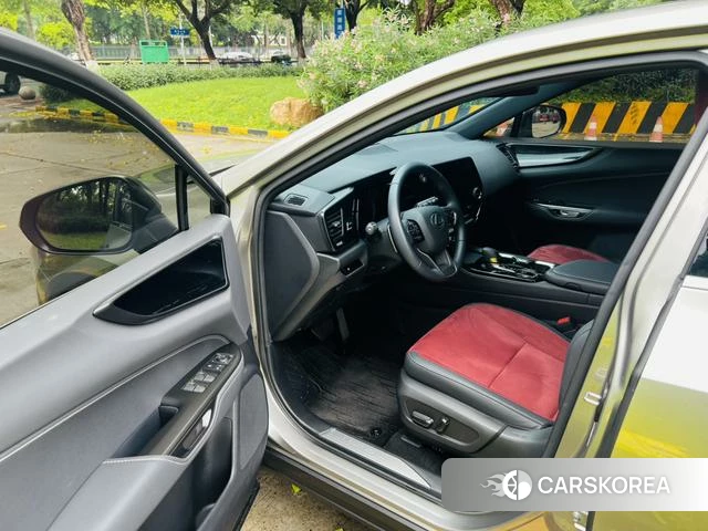 Lexus NX 2024 Серебристо-серый из Китая, фото 2