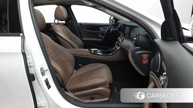 Mercedes-Benz E-Class W213 2018 Белый из Кореи, фото 2