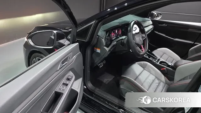 Volkswagen Golf 8th Generation 2023 Черный из Кореи, фото 2