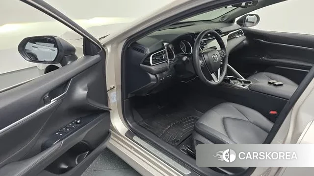 Toyota Camry (XV70) 2018 Серебристо-серый из Кореи, фото 2