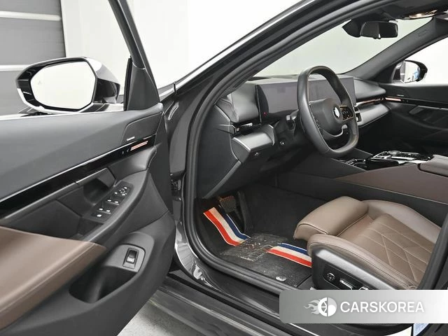 BMW 5 Series (G60) 2023 Серый из Кореи, фото 2