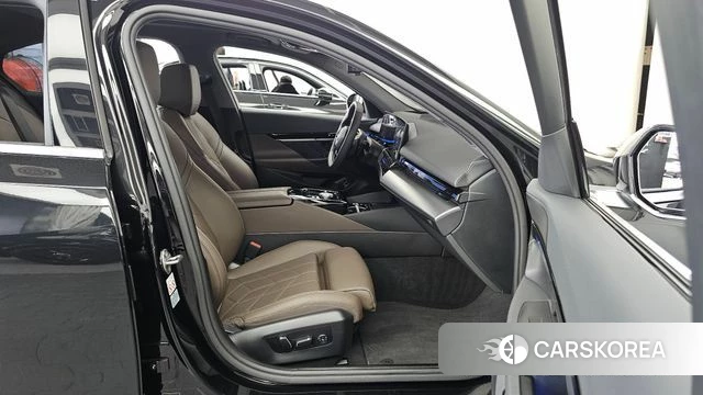 BMW 5 Series (G60) 2024 Черный из Кореи, фото 2