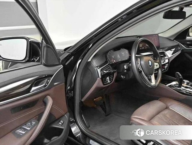 BMW 5 Series (G30) 2023 Черный из Кореи, фото 2