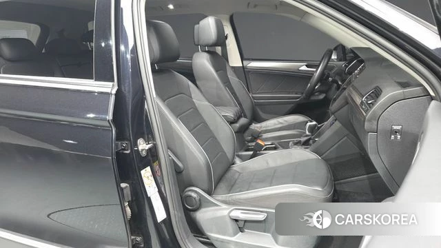 Volkswagen Tiguan Allspace 2022 Черный из Кореи, фото 2