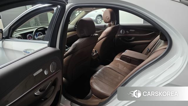 Mercedes-Benz E-Class W213 2018 Белый из Кореи, фото 2