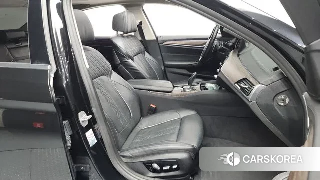 BMW 5 Series (G30) 2018 Черный из Кореи, фото 2