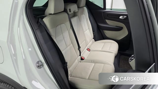 Volvo XC40 2023 Белый из Кореи, фото 2