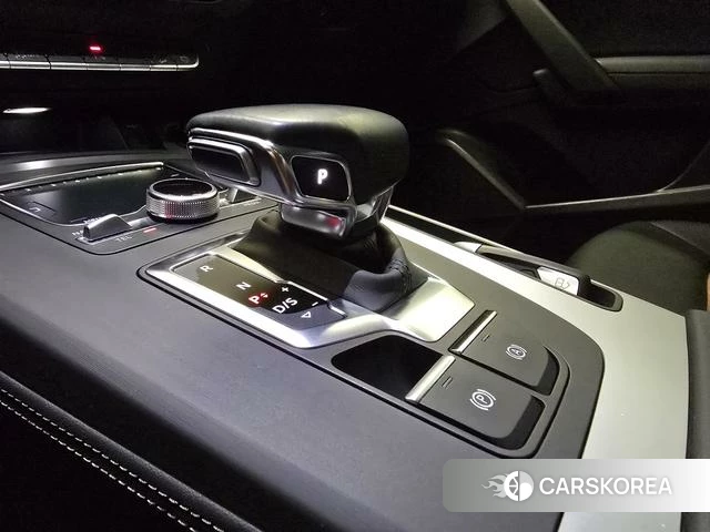 Audi Q5L 2021 Черный из Китая, фото 2
