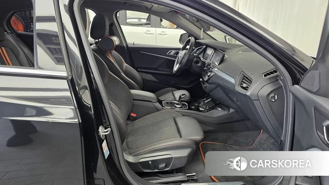 BMW 1 Series (F40) 2020 Черный из Кореи, фото 2