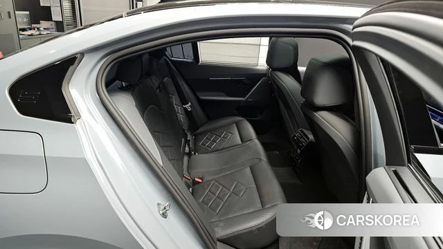 BMW 5 Series (G60) 2024 Белый из Кореи, фото 2