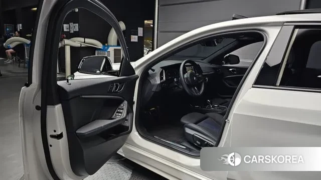 BMW 1 Series (F40) 2024 Белый из Кореи, фото 2