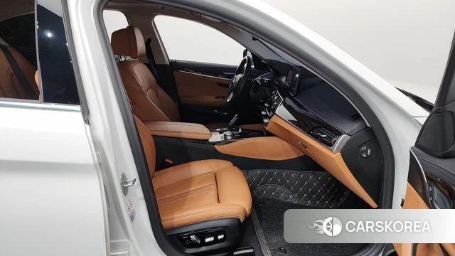 BMW 5 Series (G30) 2021 Белый из Кореи, фото 2