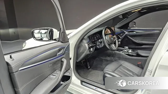 BMW 5 Series (G30) 2023 Белый из Кореи, фото 2