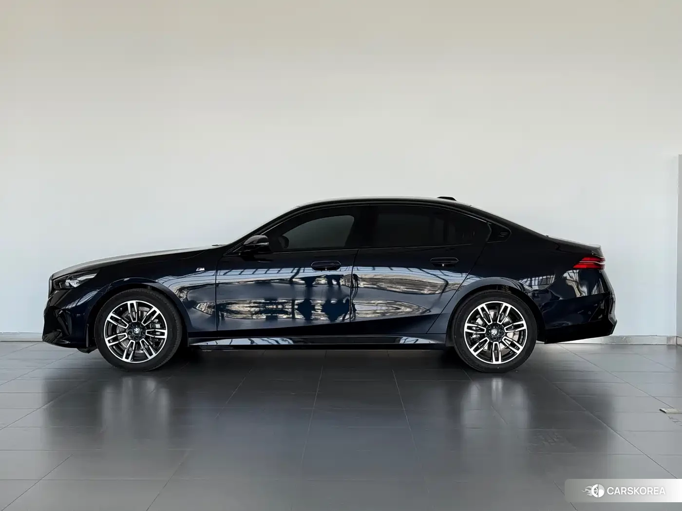 BMW 5 series 2025 Черный из Китая, фото 2