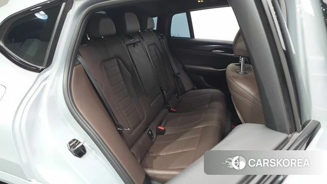 BMW X4 (G02) 2023 Светло-серебряный цвет из Кореи, фото 2