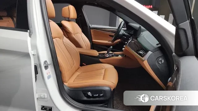 BMW 5 Series (G30) 2022 Белый из Кореи, фото 2