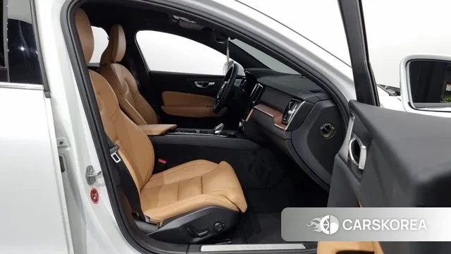 Volvo S60 3rd generation 2023 Белый из Кореи, фото 2