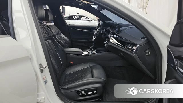 BMW 5 Series (G30) 2018 Белый из Кореи, фото 2