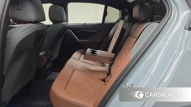 BMW 5 Series (G60) 2026 Серебристо-серый из Кореи, фото 2