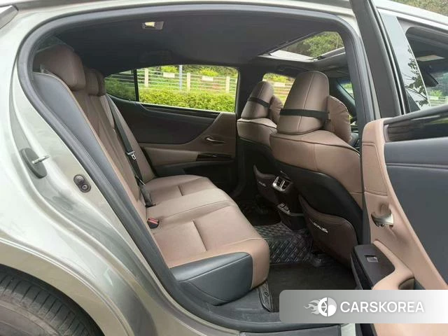 Lexus ES 2023 Серебристо-серый из Китая, фото 2