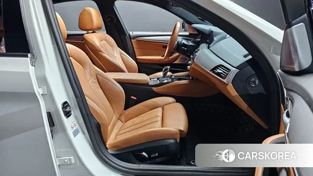 BMW 5 Series (G30) 2018 Белый из Кореи, фото 2