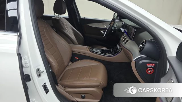 Mercedes-Benz E-Class W213 2021 Белый из Кореи, фото 2