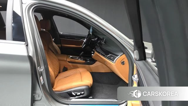 BMW 7 Series (G11) 2021 Серебристо-серый из Кореи, фото 2