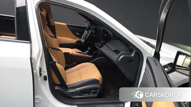 Lexus ES300h 7th generation 2023 Белый из Кореи, фото 2