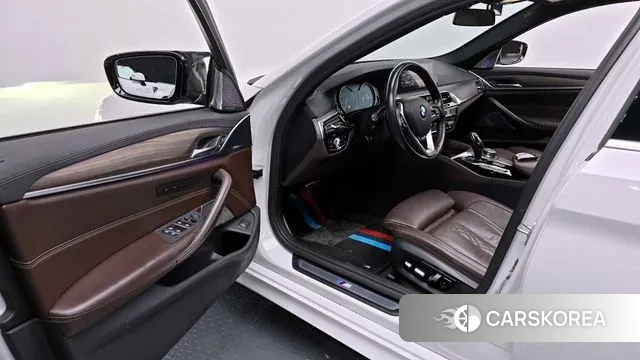 BMW 5 Series (G30) 2018 Белый из Кореи, фото 2