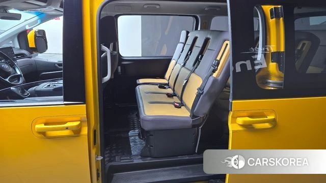 Hyundai Staria 2023 Желтый из Кореи, фото 2