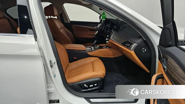 BMW 5 Series (G30) 2020 Белый из Кореи, фото 2